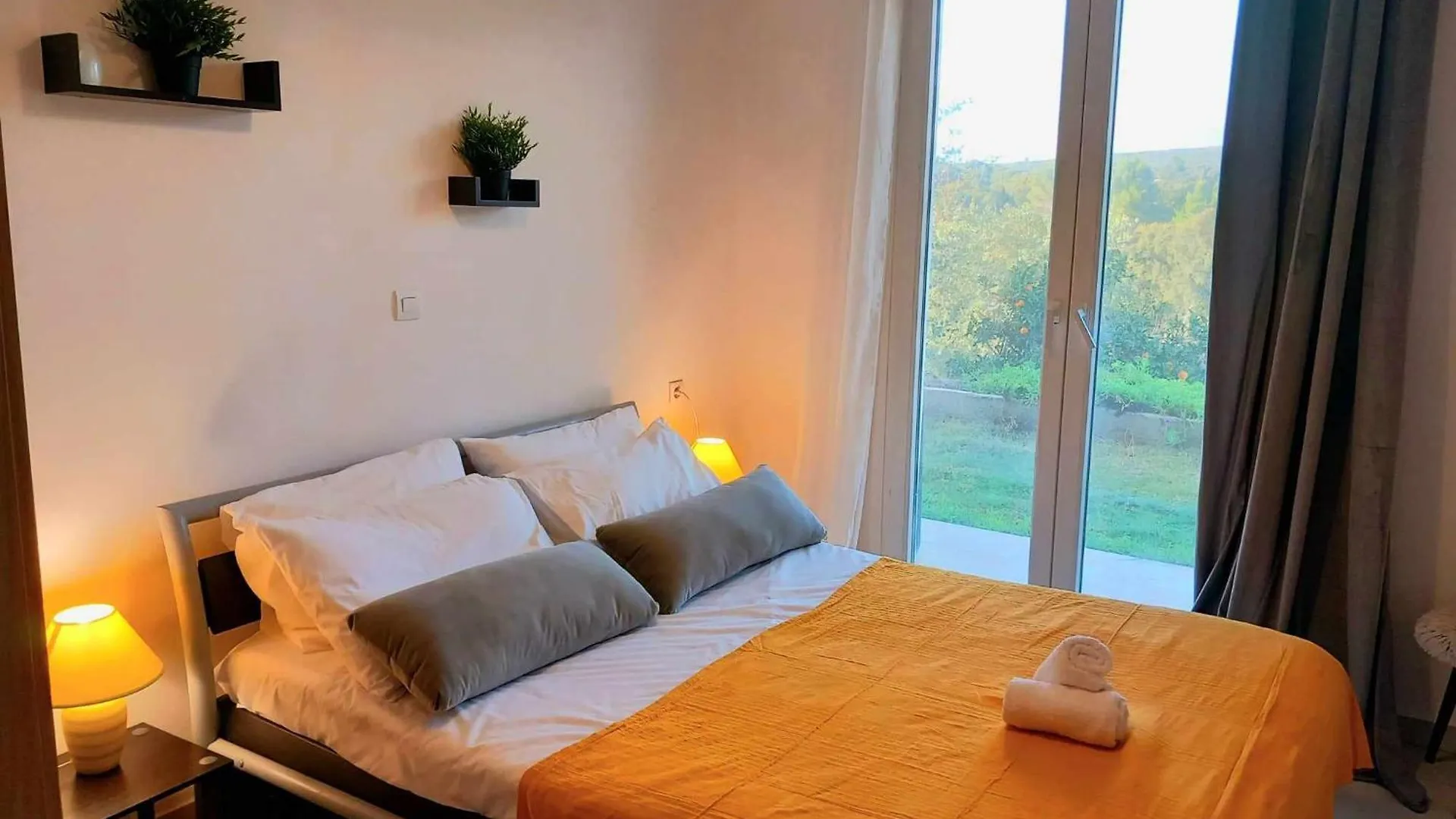 4T Apartments アルゴストリオン